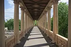 Fotografie. In Wirklichkeit gleich große Säulen bilden Säulenreihen und erzeugen eine große Raumtiefe. Belvedere Pfingstberg, Potsdam.