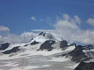 Nordostseite mit dem Südgipfel (links) und dem firnigen Nordgipfel