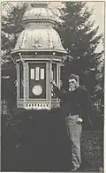 Wilhelm Lambrecht vor einer seiner Wettersäulen (vor 1903)