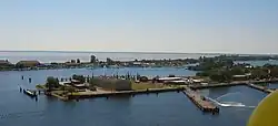 Blick vom Riesenrad über den Großen Hafen und den Banter See in Richtung Südwest; im Hintergrund der Jadebusen