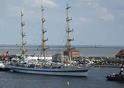 Großer Hafen in Wilhelmshaven, dahinter Südstrand, Leuchtturm Arngast, Südostufer des Jadebusens
