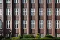 Im Spiel von Licht und Schatten plastisch wirkende Fassade