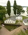 Kleiner Hafen mit Inselhäusern