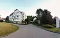 Blick von der Zufahrt auf das Gelände