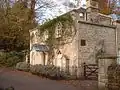 Das Tucking Mill Cottage mit einer rechts an der Fassade befindlichen Gedenktafel, die besagt, dass William Smith dort lebte
