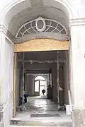Eingang zum Gebäude 2007, vor Abschluss der Sanierung