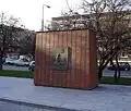 Denkmal mit Plakette auf dem Warschauer Willy-Brandt-Platz