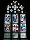 Glasfenster in der südlichen Seitenkapelle, mit Scheiben unterschiedlichen Alters