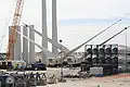Komponenten der Windkraftanlagen an Land vor dem Aufbau