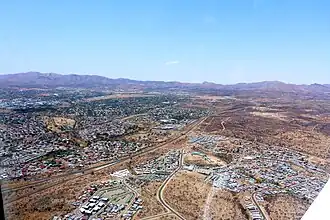 Luftaufnahme von Windhoek mit den Auasbergen (2016)