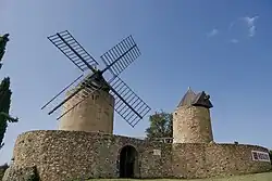 Zwei Windmühlen aus Stein.
