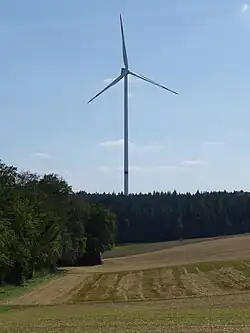 Windrad am Waldrand