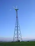 Windrad über dem Dorf