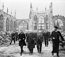 Winston Churchill besichtigt die Ruine der Kathedrale von Coventry.