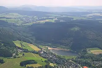 Luftbild: Der Rimberg mit Hillestausee und den Winterberger Stadtteilen Niedersfeld (vorne) und Grönebach (mittig links)