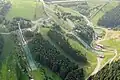 Aus der Luft (etwa von Nordwesten): St.-Georg-Schanze (mittig) mit vier Mattenschanzen (links) und einer Sommerrodelbahn (rechts oben)