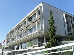 Südfassade des 1962 erbauten Hauptgebäudes