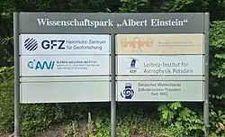 Informationsschild des Wissenschaftsparks „Albert Einstein“, Schild des GFZ oben rechts