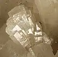 langprismatisch und stark glasglänzend