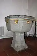 Taufstein mit der Dame mit Hörnerhaube