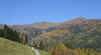 Wöllaner Nock (links, Südansicht) von Tassach (Gemeinde Afritz am See) aus gesehen