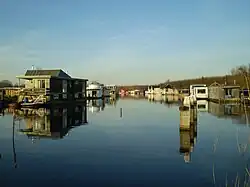 Kanal mit Wohnbooten in den Niederlanden