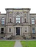 Mittelrisalit der Frontfassade des Hauptgebäudes