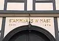 Mast-Firmenzeichen am Stammhaus in Wolfenbüttel