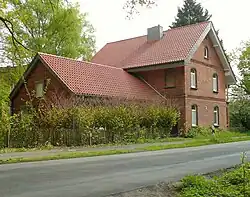 Das frühere Ziegeleigebäude nördlich des Teichs an der Kreisstraße