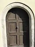 Romanisches Eingangsportal zur St. Leonhard-Kirche in Wall