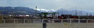 Güterbahnhof Wolfurt, im Hintergrund der schneebedeckte Dornbirner First
