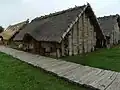 Ständer-Spaltbohlen-Haus, hinten im Bau