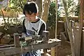 Drechsler in Pindaya/Myanmar an der Wippdrehbank