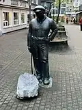 Bronzeplastik „Der Kalker“ in der Fußgängerzone