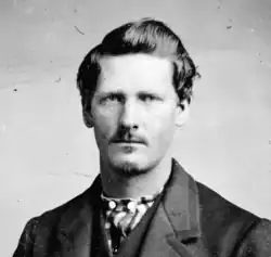 Das Bild zeigt ein Schwarzweiß-Portrait eines Mannes