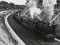 Der Wagen im Einsatz hinter einer Lokomotive der VR-Klasse X um 1950