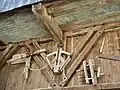Historische Werkzeuge an einer Scheune in Xaveriberg