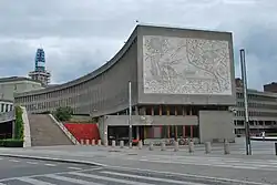 Fassade des Gebäudes zur Akersgata mit dem Waldgemälde Fiskerne, 2008