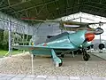 Jak-11 und FES-530 unter Überdachung