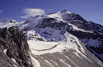 Yala Peak (mittig der Südgipfel, am linken Bildrand der Hauptgipfel) von Südwesten vom Tsergo Ri aus gesehen