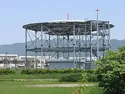Ungewöhnlich hoch gebautes DVOR/DME (ID. „YAE“) 101 ft AGL (Above Ground Level) am Yao Airport, Osaka, Japan