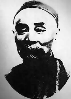Ye Chengzhong. Schwarz-Weiß-Porträt eines Chinesen mit Seidenkappe und Schnurrbart.