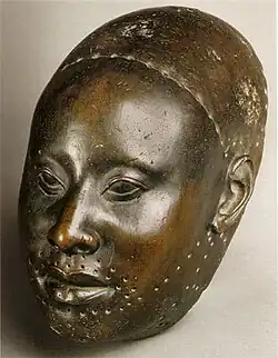 Bronzekopfskulptur des Oni Obalufon, ca. 12. Jahrhundert, entdeckt in der heiligen Stadt der Yoruba, Ilé-Ifẹ̀; Nigerian National Museum (Lagos)
