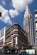 Seitenansicht mit dem Yoyogi Kaikan Building im Vordergrund