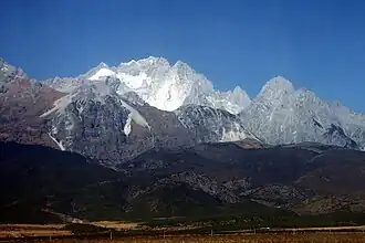 Der Yulong Xueshan (links) erhebt sich an der Tigersprung-Schlucht