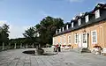Westfront mit Brunnen