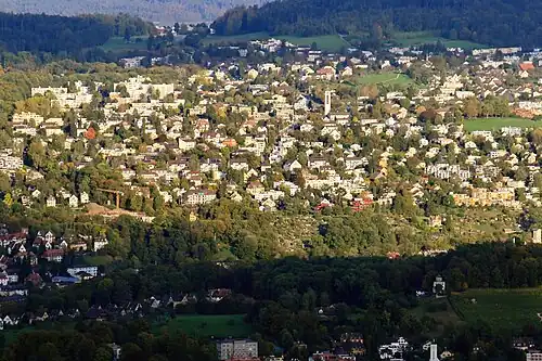Sicht vom Uetliberg auf Witikon, Hirslanden (links) und Weinegg (unten)