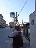 Poller mit Hafenkran im Hintergrund (Haltestelle «Zürich Limmatquai»)