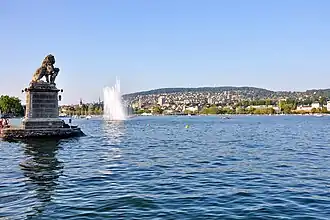 Blick von Enge über den See auf die besiedelte Westflanke des Zürichbergs