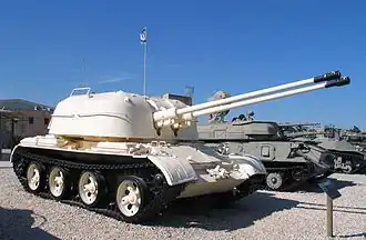 Israelischer Flakpanzer ZSU-57-2 auf T-54/55-Fahrgestell, auffallend ist das veränderte Fahrwerk